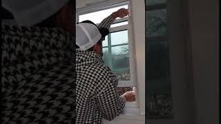 How to Remove a Window Screen