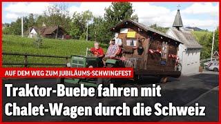 Traktor-Buebe fahren mit Chalet-Wagen nach Appenzell ans Jubiläums-Schwingfest