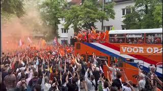 München  Oranjeparade van links naar rechts
