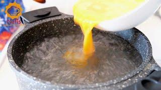 Just pour the egg into boiling water! Quick and delicious for breakfast and dinner!