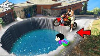 GTA 5 : Franklin Found A Big Water Hole Outside Franklin House In GTA 5 ! (GTA 5 Mods)