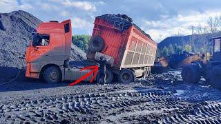 Top dangerous moments【E4】 of truck driving, heavy duty truck fail operation compilations