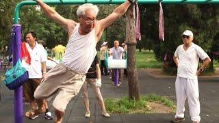 Elderly Chinese accomplish amazing gymnastic feats: Funny China vol. 4