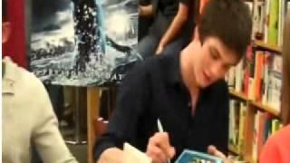 5 wonderful minutes with Logan Lerman[Tribute!] (A must see for Logan fans)