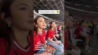 Ada yang pernah punya pengalaman duduk paling depan di GBK?