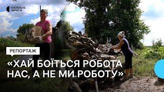 В селі на Чернігівщині через нестачу чоловіків жінки рубають та пиляють дрова, косять траву