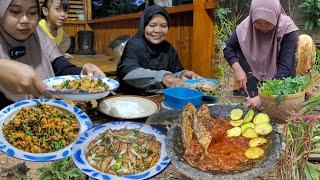 Masak Sore Buka Puasa Ema, Olahan Daun Pepaya Jepang dan Kelapa, Tumis Oncom Kucai, Sambel Jengkol