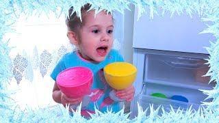 Ева играет с мороженным и показывает как не надо вести себя детям