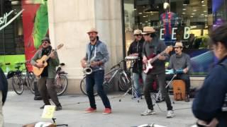 Brutal  !! Cantantes callejeros impresionan con su ritmo latino ! 4K !