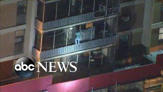 Philadelphia man scales apartment building on fire