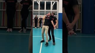 Presa e trascinata via senza farti gridare  Cosa fare? #selfdefense #difesapersonale #training