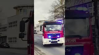 Löschzug ohne C-Dienst der Feuerwehr Bochum auf Einsatzfahrt