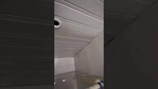 Как удалить серость/черноту с подвесного потолка в ванной? Москва и города с чёрной сажей от дорог.