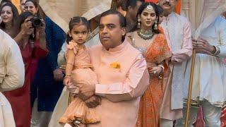 Isha With kids Mukesh Ambani With Grand Child Akash Ambani, Anant & Radhika Wedding Celebration