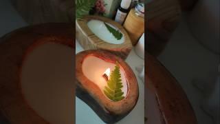 Аромасвечи в деревянных подсвечниках.