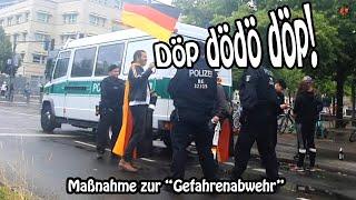 Die "Döp dödö döp-Polizei" im Einsatz gegen Captain Future bei Fanmeile Brandenburger Tor, 19.6.24 
