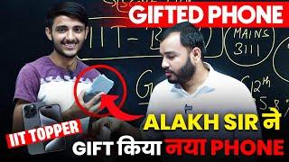 Alakh Sir gifted him a new phone  | गोदाम में Cylinder उठाना पड़ता था | JEE ADVANCED Topper