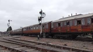 Kidderminster Town Railway Station 33108+D1062 'Western Courier' arriving at P1 on 17th May 2025