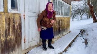 The difficult lonely life of a 90-year-old grandmother on a mountaintop without civilization