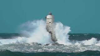 Il Faro Mangiabarche fra le onde di Maestrale - Sardegna