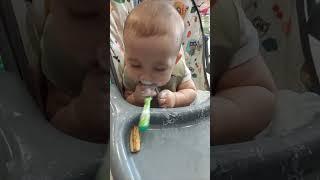 Учится самостоятельно кушать #материнство #сын #малыш