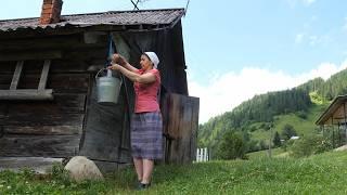 Die unerzählte Geschichte von Marias Leben in den Bergen. Sie lebt allein auf dem Gipfel der Welt!