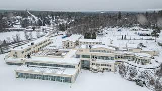 Utsikt över Hotell Hjortviken | Snöfall och Hoppbacken i bakgrunden.