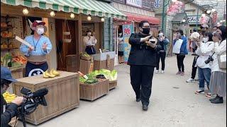 Kim Jong-un vs Banana seller