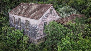 ACHEI UMA CASA ASSOMBRADA EM MEIO A FLORESTA DEIXADA COM TUDO DENTRO. OCULTA UM MISTÉRIO ASSUSTADOR!