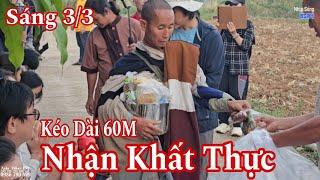 Khất thực sáng 3/3 sư Minh Tuệ và 30 sư Nhỏ kéo dài 60m đảnh lễ đi chút xíu thầy đầy bát