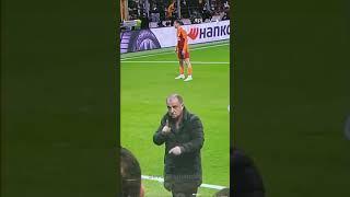 Fatih Terim sahaya su şişesi atan taraftarla göz göze geliyor, uyarıyor 