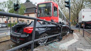 29.04.2021 - KVB-Bahn kollidiert mit PKW - Fahrer eingeklemmt