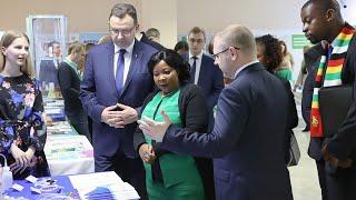 Жена президента Зимбабве прилетела в Беларусь увидеть возможности местной медицины
