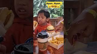BURGER ENAAK #shorts #short #food #shortvideo #makan #burger #enak #jajanan #jajanankekinian #yummy