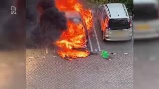 Man blust tevergeefs autobrand met groene gieter