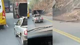 Carreta tomba na Br-381 sentido Bela Vista de Minas a Ipatinga.