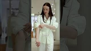 Как стильно подвернуть рукава рубашки? #лето #обувь #мода #тренды #shortvideo #shopping #fashion