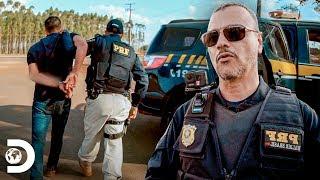 Motorista tenta escapar de policiais armados | Operação Fronteira: América do Sul | Discovery Brasil
