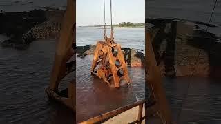 The working process of grab bucket of grab dredger