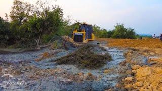 Incredible! Dozer Shantui Dh17c2 uses energy to push the ground into a muddy slope