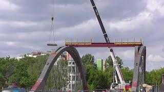 Liebherr LTM 1160-5.2 beim Einheben der Fahrbahnplatten an der neune Freybrücke, Teil 1