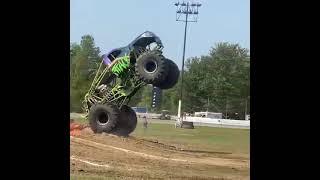 #monstertruck two wheels skills show #shorts #eterno #monsterjam #stunt #skills #motorsport