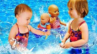 Baby Annabell -nukke ja Baby Born -nukke uima-altaalla - Lasten leikkejä leluilla. Videoita lapsille