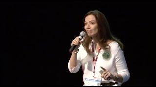 A morte é um dia que vale a pena viver | Ana Claudia Quintana Arantes | TEDxFMUSP