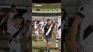 Jogadores do Vasco entrando em campo com crianças autistas antes do amistoso contra o Athletic - MG