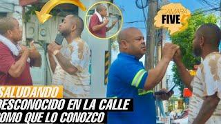 BROMA SALUDANDO A DESCONOCIDOS EN LA CALLE (MIRA LA REACCION DE LA GENTE)