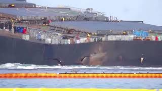 Ship breaks apart after Mauritius oil spill