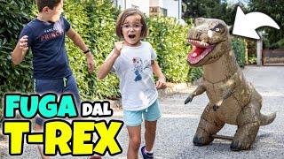 SCAPPA DAL T-REX GIGANTE entrato nella Casa della Famiglia GBR