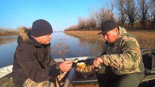 РЫБАЛКА С КОМФОРТОМ. С ДРУГОМ В ЛОДКЕ ГОТОВИМ И ЛОВИМ РЫБУ. Нашли уютное место, на Волге ветер.