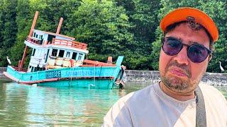 Everywhere Sunken Boats in Thailands Mangrove Forrest (Hua Hin) 